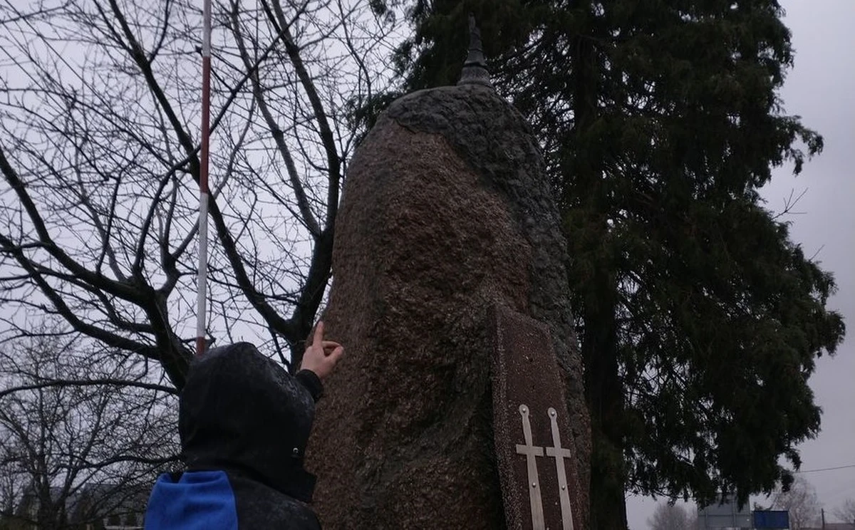 W sylwestrową noc w Sędziszowie Małopolskim (woj. podkarpackie) 19-latek uszkodził krzyż znajdujący się na pomniku „Grunwald”. Usłyszał zarzut obrazy uczuć religijnych. Grozi mu do 2 lat więzienia. 