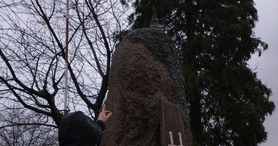W sylwestrową noc w Sędziszowie Małopolskim (woj. podkarpackie) 19-latek uszkodził krzyż znajdujący się na pomniku „Grunwald”. Usłyszał zarzut obrazy uczuć religijnych. Grozi mu do 2 lat więzienia. 