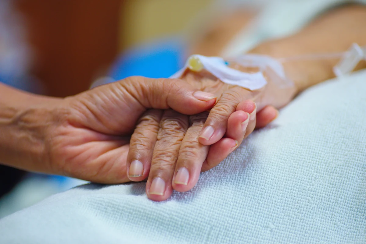 ​Część zachodniopomorskich szpitali wprowadziła zakaz odwiedzin pacjentów, w związku z falą zachorowań na grypę, RSV i Covid-19. Takie restrykcje obowiązują między innymi w klinice na Pomorzanach w Szczecinie. Nie wszystkie lecznice decydują się jednak na taki krok, choć nie wykluczają, że sytuacja epidemiczna może taka decyzję wymusić.