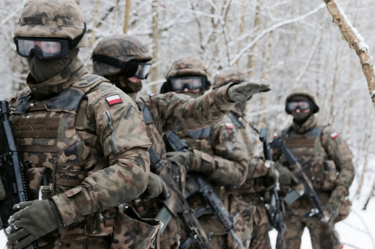 Ma być intensywnie, ale atrakcyjnie. To okazja nauczyć się czegoś, czego w cywilu nie ma szans poznać - zapewniają Wojska Obrony Terytorialnej, które w czasie zimowej przerwy w nauce organizują "Ferie z WOT". To nic innego jak podstawowe szkolenie wojskowe dla pełnoletnich uczniów, studentów i nauczycieli.