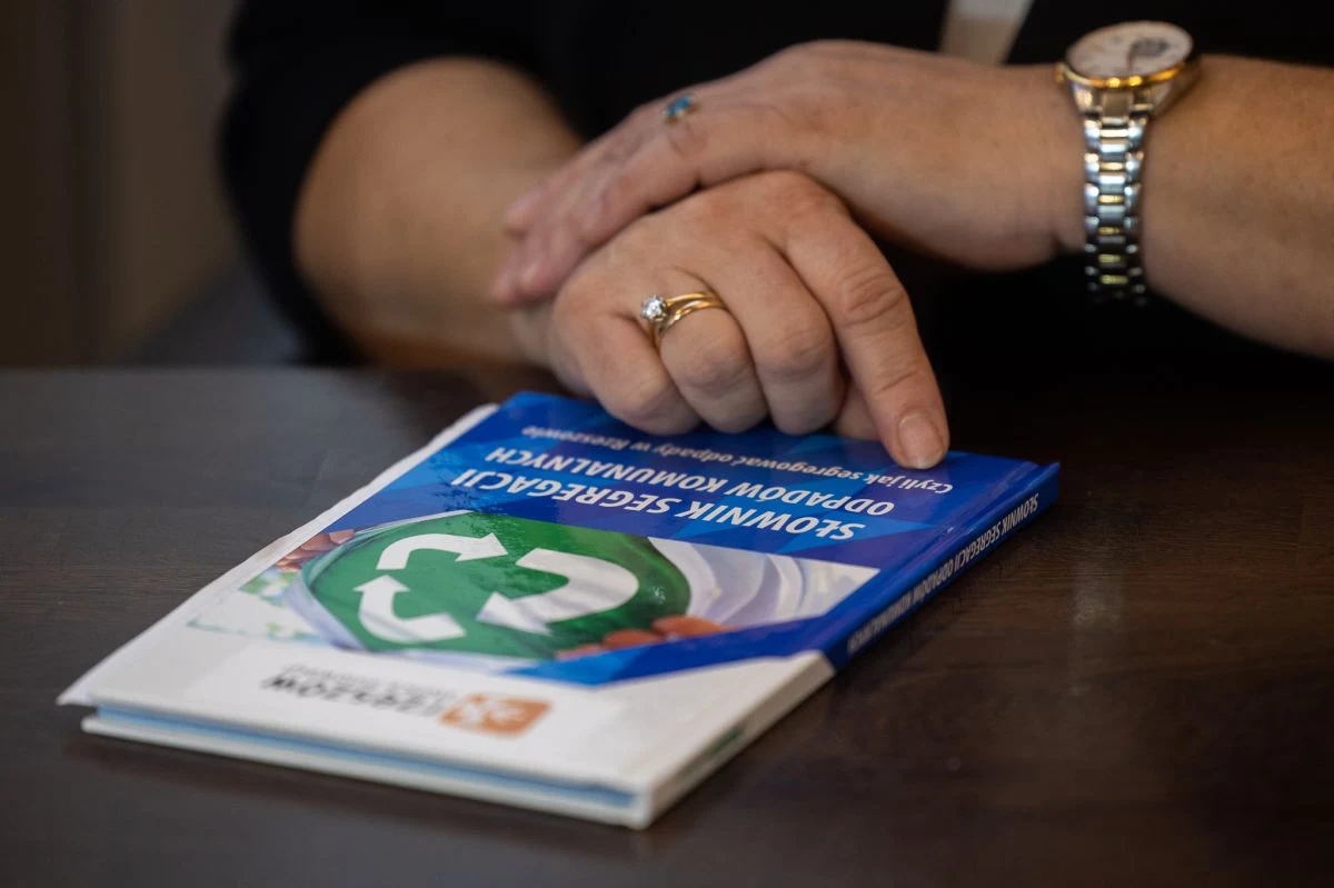 Ponad tysiąc rodzajów odpadów komunalnych znajduje się na liście słownika, który ma pomóc mieszkańcom Rzeszowa w poprawnej segregacji śmieci. Słownik jest już dystrybuowany w przedszkolach, szkołach oraz na osiedla m.in. przy pomocy spółdzielni mieszkaniowych.