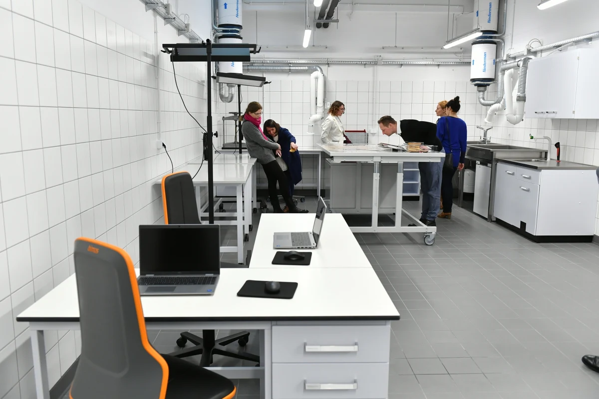 Specjalne, podświetlane stoły, stoły z blatami odpornymi na chemikalia, wanny do płukania papieru i stanowiska do badania jego pH - tak wyposażona została nowoczesna pracownia konserwacji papieru w Muzeum II Wojny Światowej w Gdańsku. Dla muzealników to duży krok. Blisko 70 proc. zbiorów placówki stanowią eksponaty papierowe.

