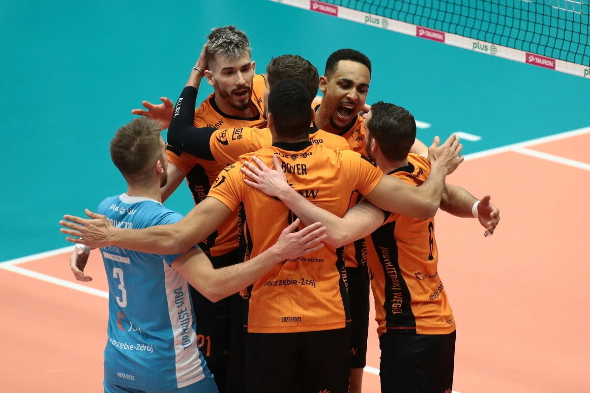 Najbliższy mecz dla zespołu z Jastrzębia będzie starciem o wysoką stawkę. Już w środę Jastrzębski Węgiel zagra na wyjeździe z mistrzem Serbii – Vojvodiną Nowy Sad. Polski zespół prowadzi w tabeli i czeka na awans do fazy pucharowej siatkarskiej Ligi Mistrzów.