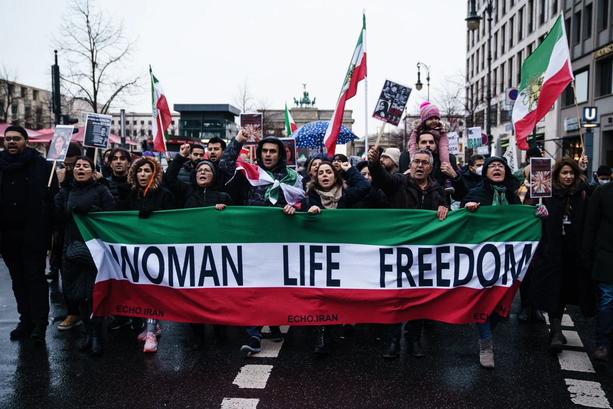 ​Irańska agencja Mizan poinformowała, że trzy kolejne osoby zostały w poniedziałek skazane na śmierć za udział w antyrządowych demonstracjach. Postawiono im zarzuty "prowadzenia wojny przeciwko Bogu". W sobotę stracono dwóch mężczyzn, którzy uczestniczyli w protestach.