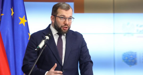 Minister funduszy i polityki regionalnej nie potrafi podać terminu pierwszego posiedzenia Komitetu Monitorującego, który ma nadzorować realizację Krajowego Planu Odbudowy. W rozmowie z reporterem RMF FM Grzegorz Puda sugeruje, że zespół zbierze się dopiero, gdy Polska otrzyma pierwsze, unijne pieniądze z Funduszu Odbudowy. Perspektyw wypłaty nadal nie widać.