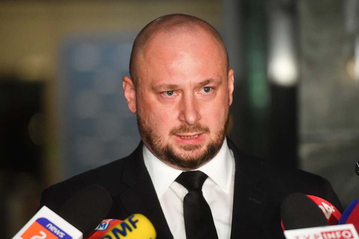 Ponad trzy godziny trwała narada w Biurze Bezpieczeństwa Narodowego, w której udział - oprócz prezydenta Andrzeja Dudy i premiera Mateusza Morawieckiego - wzięli ministrowie resortów siłowych i szefowie służb specjalnych. Po naradzie szef BBN Jacek Siewiera poinformował, że rozmawiano m.in. o kwestiach dotyczących bezpieczeństwa Polski, a także wsparcia Ukrainy.