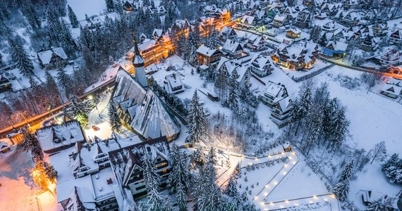 W Tatrach i na Podhalu w nocy zaczął intensywnie padać śnieg. W Zakopanem leży już 10 cm białego puchu, a zapowiadane są kolejne opady. Zmiana pogody to dobra wiadomość nie tylko dla przedsiębiorców spod Tatr, ale także dla zaczynających w sobotę ferie zimowe uczniów.