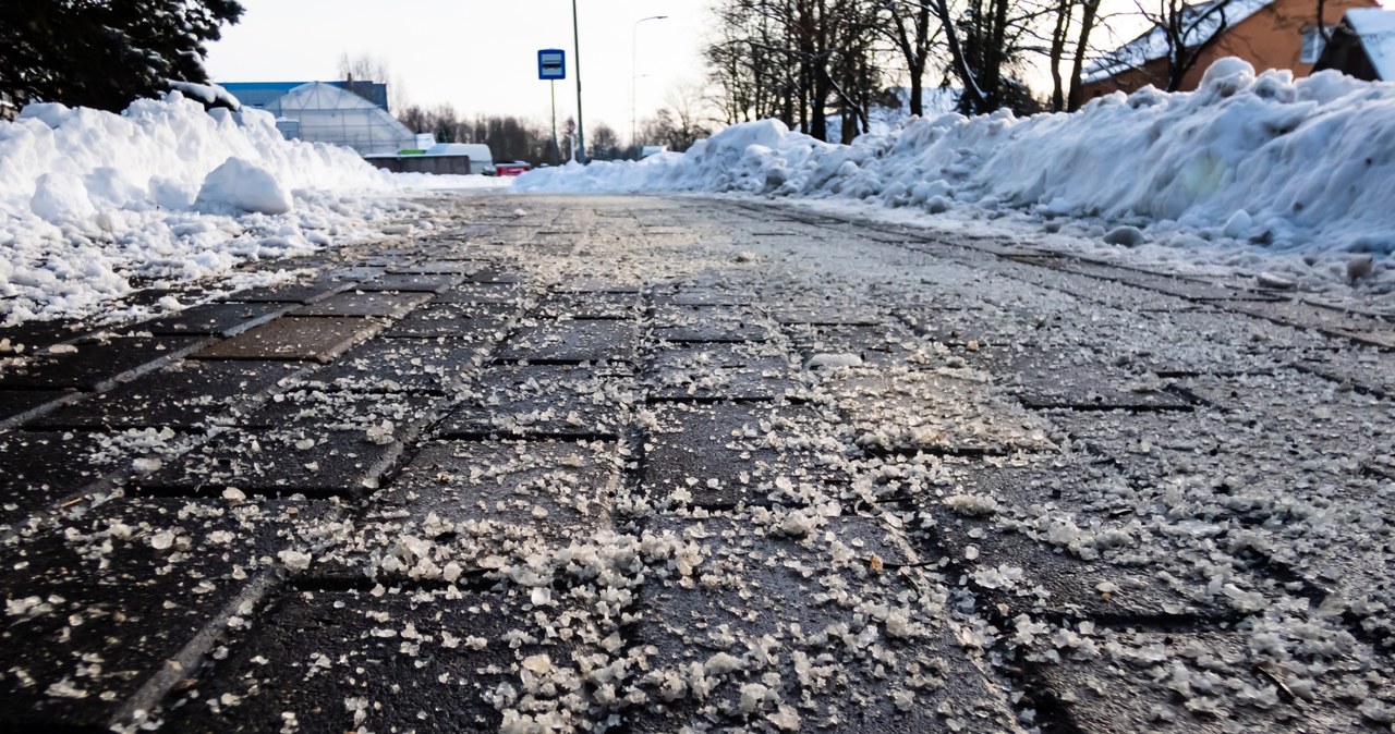 Zbliża, zima, wraz, gołoledź, która, stwarza, zagrożenie, tylko, drogach, również, chodnikach, kostce, brukowej, wokół, domu, ws Posypujesz solą kostkę brukową? Oto powód, dla którego powinieneś przestać