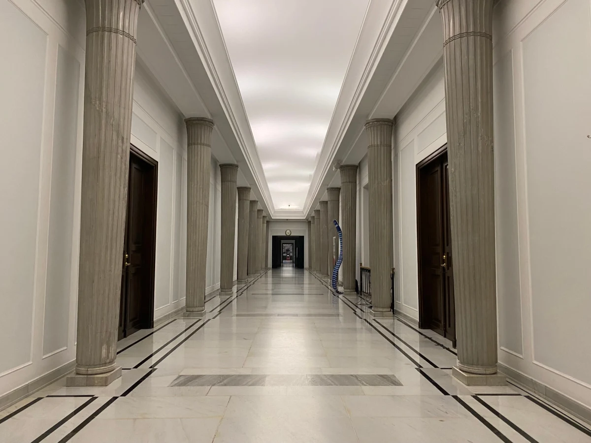 Za zamkniętymi drzwiami zorganizowano w Sejmie posiedzenie komisji administracji i spraw wewnętrznych, na którym miała być przedstawiona informacja w sprawie eksplozji granatnika w Komendzie Głównej Policji. Zostało ono jednak przerwane i odroczone. Na posiedzeniu nie stawili się główni zainteresowani: ani minister Mariusz Kamiński, ani gen. Jarosław Szymczyk. Chodzi o incydent z połowy grudnia 2022 roku, gdy w gabinecie gen. Jarosława Szymczyka miało dojść do wybuchu.