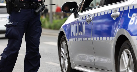 Dowódca patrolu, który w Dawidach Bankowych koło Pruszkowa na Mazowszu wioząc dwie nastolatki rozbił radiowóz, został zawieszony w czynnościach służbowych. Taką decyzję podjął Komendant Stołeczny Policji.