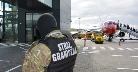 Strażnicy Graniczni zatrzymali na gdańskim lotnisku dwóch mężczyzn, którzy dla żartów informowali, że przewożą w bagażu granat i bombę. Żartownisie decyzjami kapitanów, nie zostali wpuszczeni na pokład samolotów. 