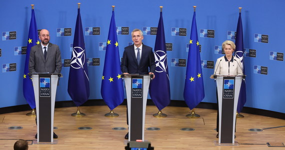 "Władimir Putin chciał zająć Ukrainę w ciągu kilku dni, chciał też poróżnić UE i NATO, a w obu przypadkach przeliczył się" - powiedział na konferencji prasowej w Brukseli sekretarz generalny NATO Jens Stoltenberg, po podpisaniu trzeciej wspólnej deklaracji w sprawie współpracy z Unią Europejską. Jak dodał, "NATO i UE stanęły ramię w ramię, wspierając Ukrainę". 