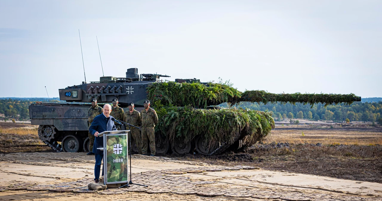 Kanclerz Olaf Scholz i niemiecki czołg Leopard