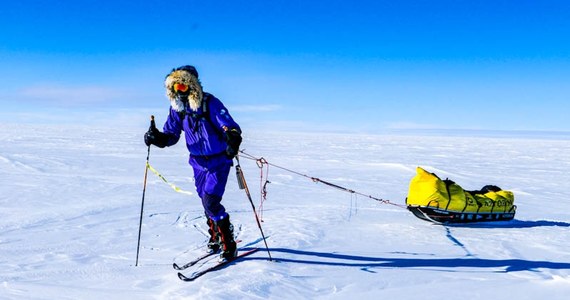 Mateusz Waligóra dotrze do bieguna południowego szybciej niż planował. Jeśli nic nie stanie mu na przeszkodzie, osiągnie swój cel już w piątek. Podróżnik wędruje przez Antarktydę od prawie dwóch miesięcy. Ma ze sobą żółto-niebieską flagę RMF FM. 