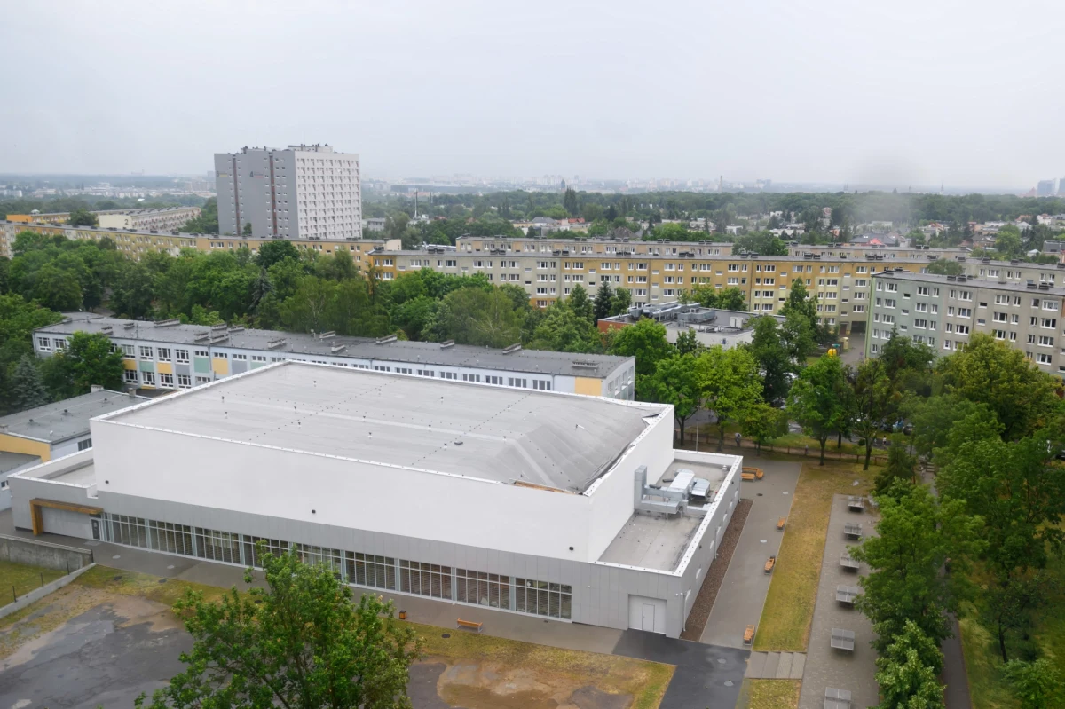 Rusza odbudowa hali sportowej zniszczonej przez nawałnicę, która przeszła przez Poznań w czerwcu 2021 roku. Nadzór budowlany określił przyczyny zawalenia się dachu jako błędy konstrukcyjne i projektowe.