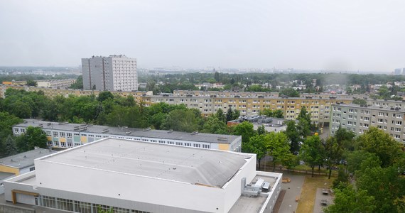 Rusza odbudowa hali sportowej zniszczonej przez nawałnicę, która przeszła przez Poznań w czerwcu 2021 roku. Nadzór budowlany określił przyczyny zawalenia się dachu jako błędy konstrukcyjne i projektowe.