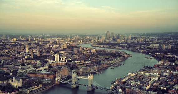 Londyn jest najbardziej zakorkowanym miastem na świecie według opublikowanego właśnie rankingu, który bierze pod uwagę 1000 dużych miast. Już drugi raz brytyjska stolica zajmuje tę niechlubną pozycję. W 2022 w korkach nad Tamizą każdy kierowca podróżujący londyńskimi ulicami spędził średnio 156 godzin.
