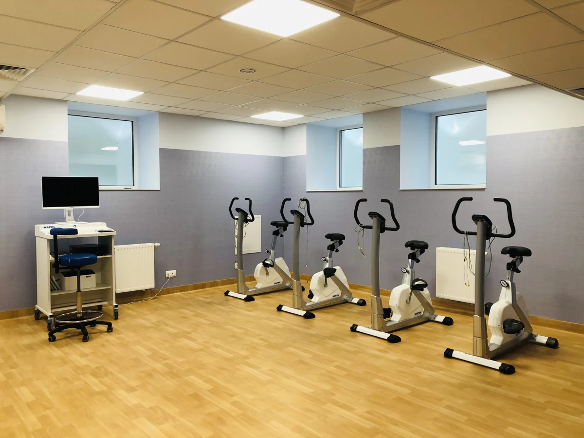 Trening wytrzymałościowy i oporowy, wsparcie psychologiczne oraz indywidualna dieta - to nie cykl szkolenia sportowego, ale opis możliwości, jakie daje nowy oddział pocovidowej rehabilitacji kardiologicznej. Remont i wyposażenie pawilonu w szpitalu im. Biegańskiego w Łodzi - to koszt około 6 i pół mln zł z Funduszu Przeciwdziałania Covid-19.