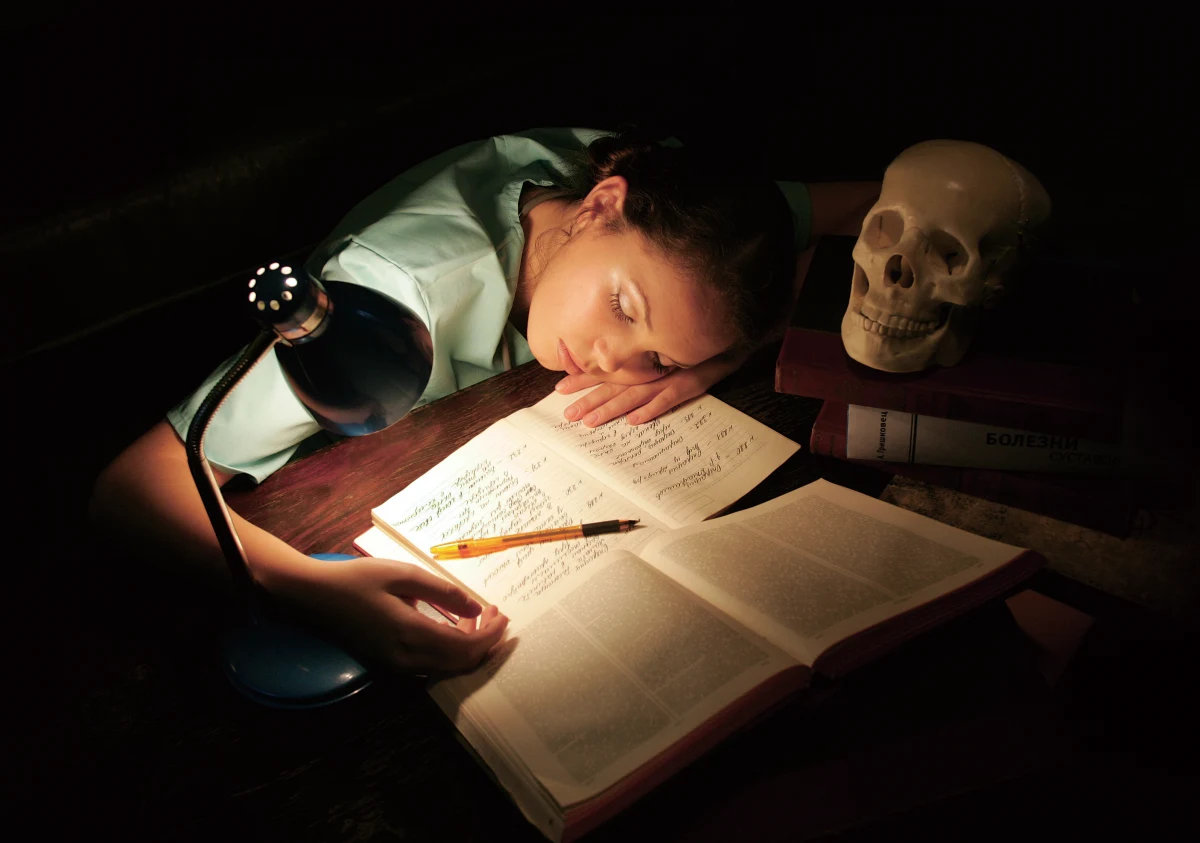 Lek przeznaczony do stosowania m.in. u pacjentów z astmą może przywracać myszom pamięć, a dokładnie umożliwiać im przywołanie tego, czego uczyły się w stanie niewyspania. Piszą o tym na łamach czasopisma "Current Biology" neurolodzy z Uniwersytetu w Groningen. Ich prowadzone na zwierzętach badania potwierdzają hipotezę, że uczenie się podczas nieprzespanych nocy nie musi iść całkiem na marne. Problem tylko w tym, że tak zapisaną w mózgu wiedzę może być trudno przywołać. Lek o nazwie roflumilast u myszy zdaje się rozwiązywać ten problem. To, czy może kiedyś pomóc choćby niedospanym studentom, trzeba będzie jednak dopiero zbadać.