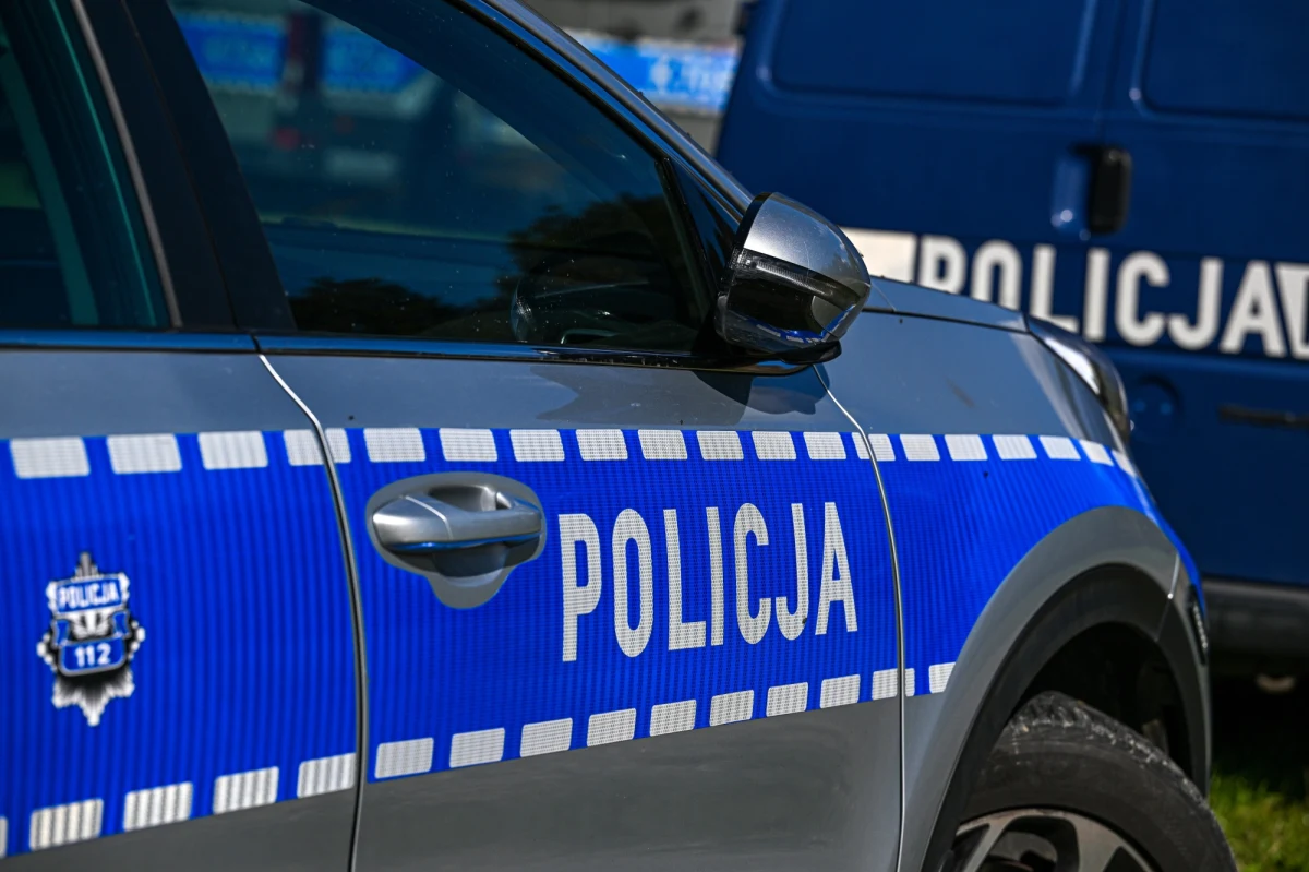 Śledztwo w sprawie wypadku radiowozu, którym poza pruszkowskimi policjantami jechały dwie nastolatki, zostało przejęte przez prokuraturę okręgową w Warszawie. Chodzi o zdarzenie z ubiegłego poniedziałku, gdy dwaj funkcjonariusze po interwencji w Dawidach Bankowych na Mazowszu zabrali do samochodu 17-latkę oraz 19-latkę. 