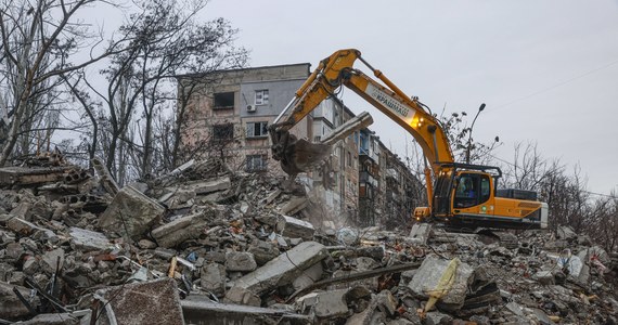 Dzieci ze zniszczonego przez wojska Putina Mariupola zostały zmuszone do występów przed rosyjskimi żołnierzami. "Musiały podziękować mordercom swojego dzieciństwa, swoich rodziców i krewnych" - napisał na Telegramie Petro Andriuszczenko, doradca lojalnego wobec władz w Kijowie mera Mariupola.