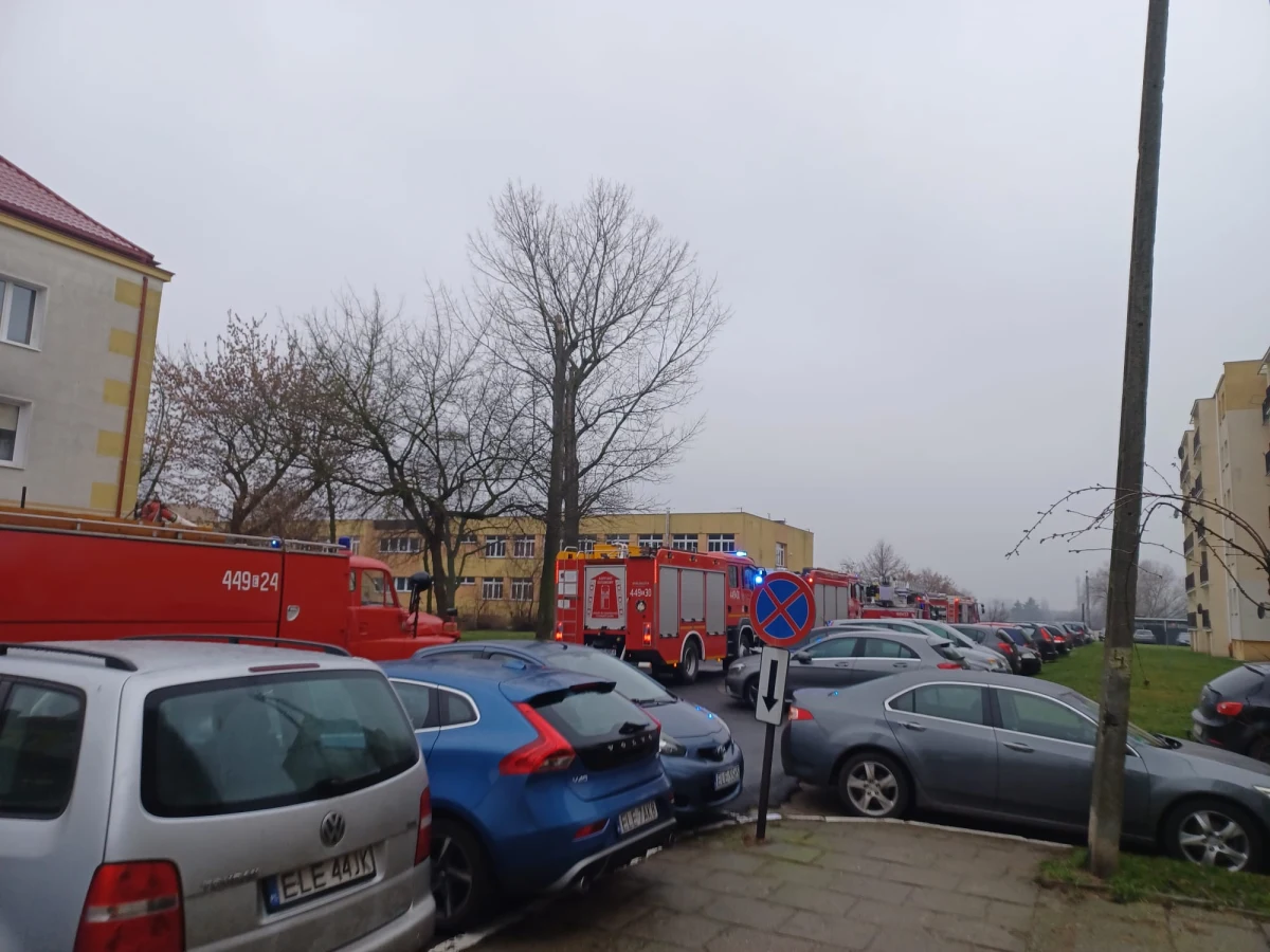15 dzieci i 9 osób personelu ewakuowano po pożarze tablicy interaktywnej w szkole podstawowej w Łęczycy w łódzkiem. Nie ma ofiar, ani rannych - podał rzecznik KW PSP mł. bryg. Jędrzej Pawlak.