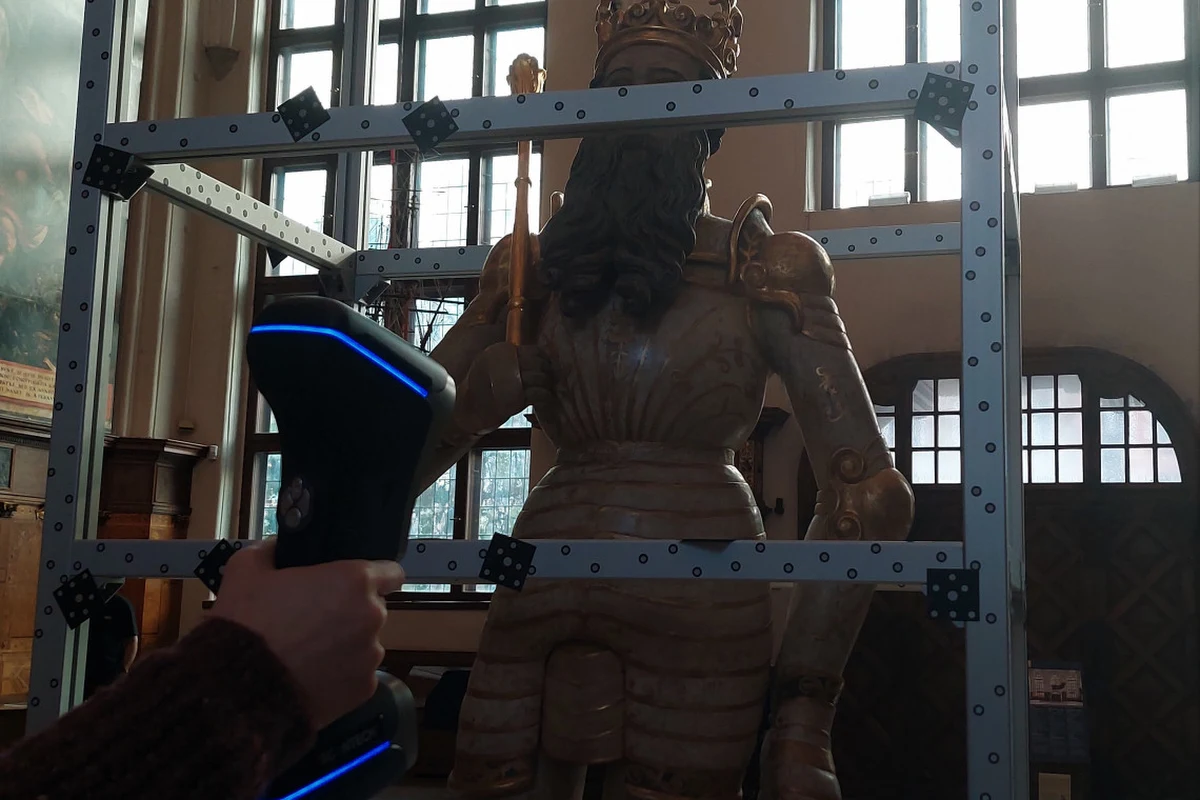 Muzeum Gdańska rozpoczęła proces skanowania zabytkowej figury króla Kazimierza Jagiellończyka z Dworu Artusa. Jej kopia - przygotowana na podstawie modelu komputerowego - stanie na nowej wystawie stałej w Twierdzy Wisłoujście w 2024 - informuje Urząd Miejski w Gdańsku. 