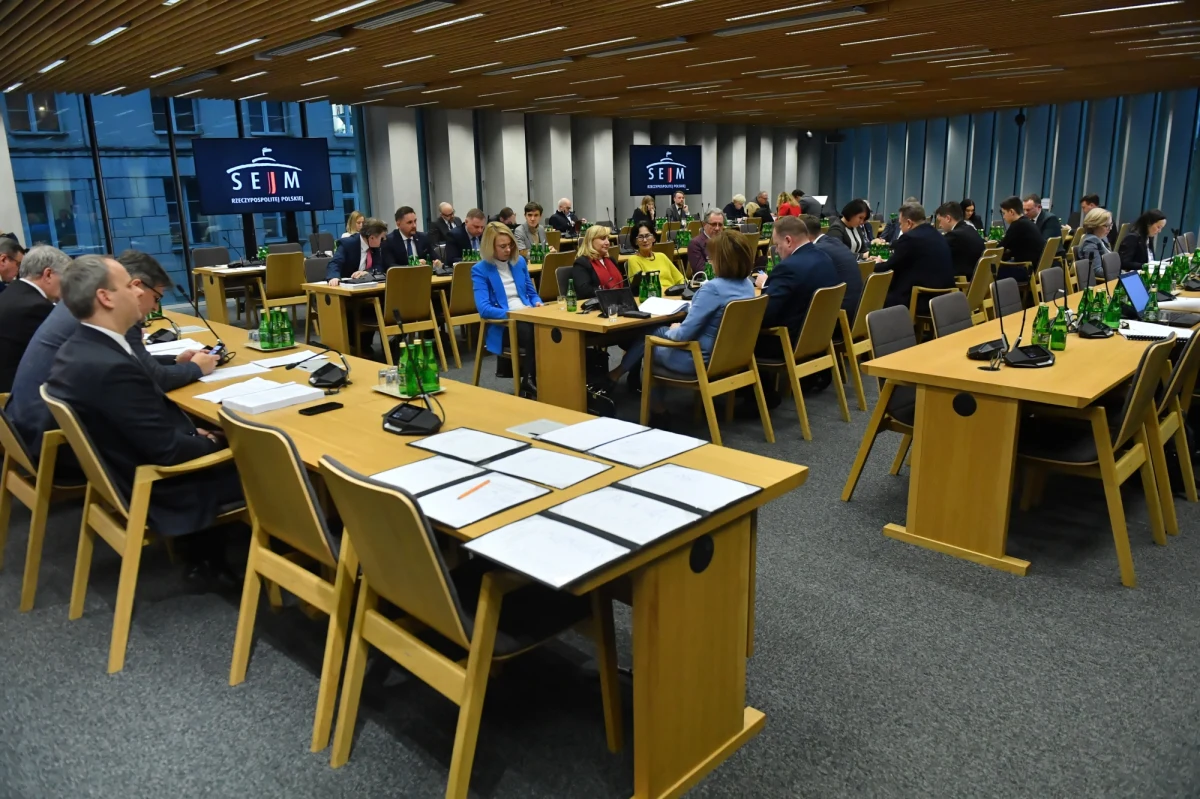 Sejmowa komisja administracji i spraw wewnętrznych ponownie zarekomendowała odrzucenie projektu dot. powołania komisji, która miałaby badać wpływy rosyjskie na bezpieczeństwo wewnętrzne Polski w latach 2007-2022. Wnioski w tej sprawie zgłosiły: KO, Lewica i Polska2050.