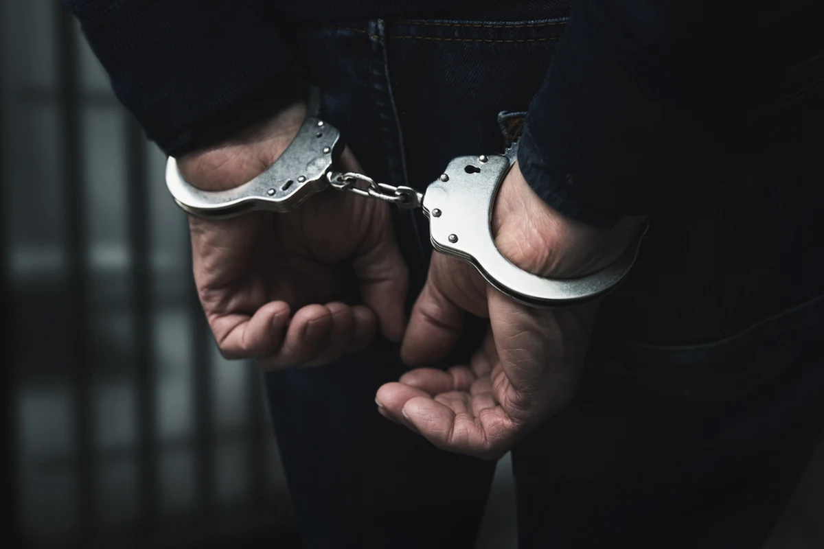 Policjanci zatrzymali 34-latka, który przedmiotem przypominającym broń zastraszył ekspedientkę sklepu na Ochocie, zabierając z kasy blisko tysiąc złotych oraz alkohol i papierosy. Mężczyzna trafił na trzy miesiące do aresztu.