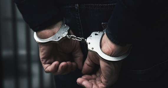 Policjanci zatrzymali 34-latka, który przedmiotem przypominającym broń zastraszył ekspedientkę sklepu na Ochocie, zabierając z kasy blisko tysiąc złotych oraz alkohol i papierosy. Mężczyzna trafił na trzy miesiące do aresztu.