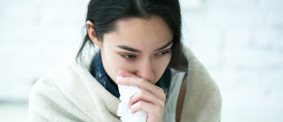 Sezon grypowy trwa w Polsce od października do maja. Do zakażenia wirusem grypy dochodzi drogą kropelkową podczas mówienia, kaszlu czy wydmuchiwania nosa. Lekarz internista szacuje, jak długo trwa choroba oraz wymienia najbardziej charakterystyczne objawy. 