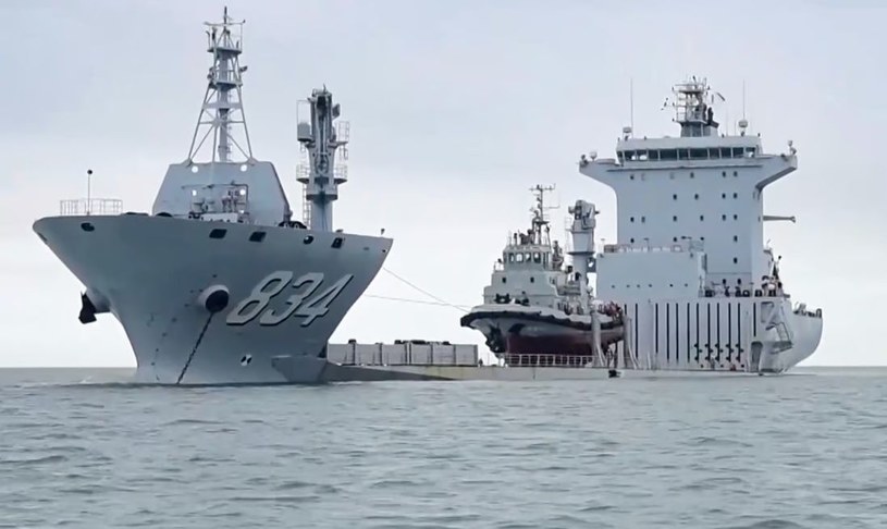 Na antenie państwowej chińskiej telewizji można było zobaczyć pierwszy materiał filmowy przedstawiający platformę Yinmahu, czyli ogromny statek półzanurzalny, który może przenosić okręty wojenne. Nagranie nie zdradza dokładnej specyfikacji jednostki, ale pokazuje ją w trakcie różnych manewrów. 