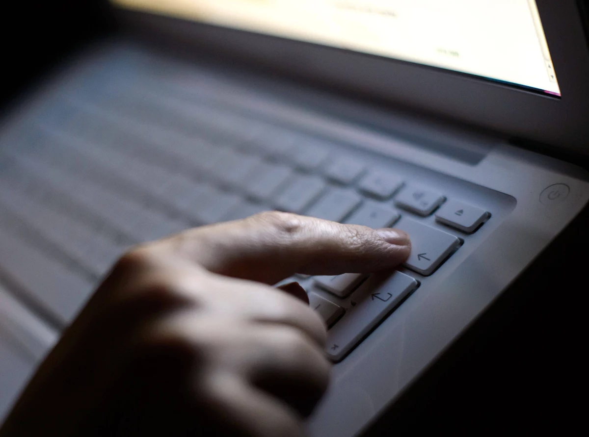 Policja bez problemu sprawdzi, co lajkujesz w sieci - jeżeli uzna, że jest taka potrzeba. Dotrze do wszystkich zasobów twojego telefonu czy tabletu, nawet tych szyfrowanych i usuniętych. Będzie też mogła na żywo śledzić twoją lokalizację. Jak ustalił reporter RMF FM, Komenda Główna Policji pozyskała licencje do nowych, specjalistycznych narzędzi informatyki śledczej. 