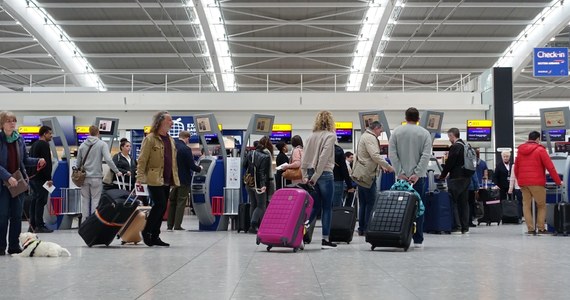 Na londyńskim lotnisku Heathrow wykryto 29 grudnia niewielką ilość uranu, którą próbowano przemycić do Wielkiej Brytanii - ujawnił dziś dziennik "The Sun". Uran może być wykorzystywany do budowy tzw. brudnej bomby.