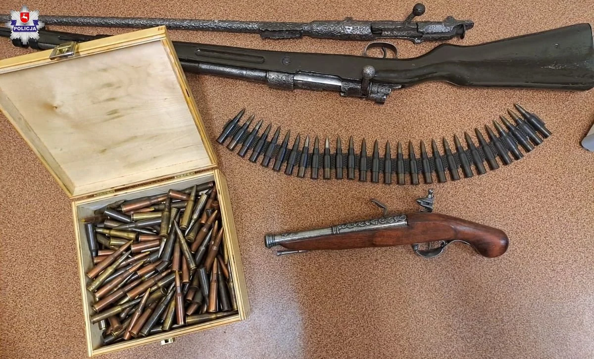 Zarzut czynnej napaści na policjantów usłyszał 52-latek, który w poniedziałek rano w Lubyczy Królewskiej na Lubelszczyźnie ruszył z nożem w kierunku policjantów. W jego mieszkaniu policjanci znaleźli broń i amunicję.

