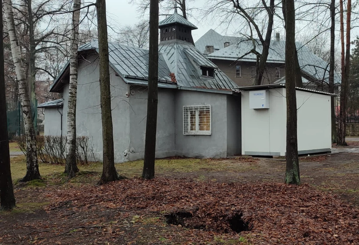 Wojewoda małopolski zwołał nadzwyczajne posiedzenie wojewódzkiego sztabu zarządzania kryzysowego po informacjach RMF FM. Jak podawaliśmy - cześć naukowców Akademii Górniczo-Hutniczej w Krakowie twierdzi, że mieszkańcy najbardziej zagrożonych obszarów w Trzebini powinni zostać ewakuowani. Tylko w tym roku w Sierszy, dzielnicy Trzebini, już 2 razy zapadła się ziemia, a w ciągu półtora roku - jak informuje burmistrz miasta Jarosław Okoczuk - 25 razy.