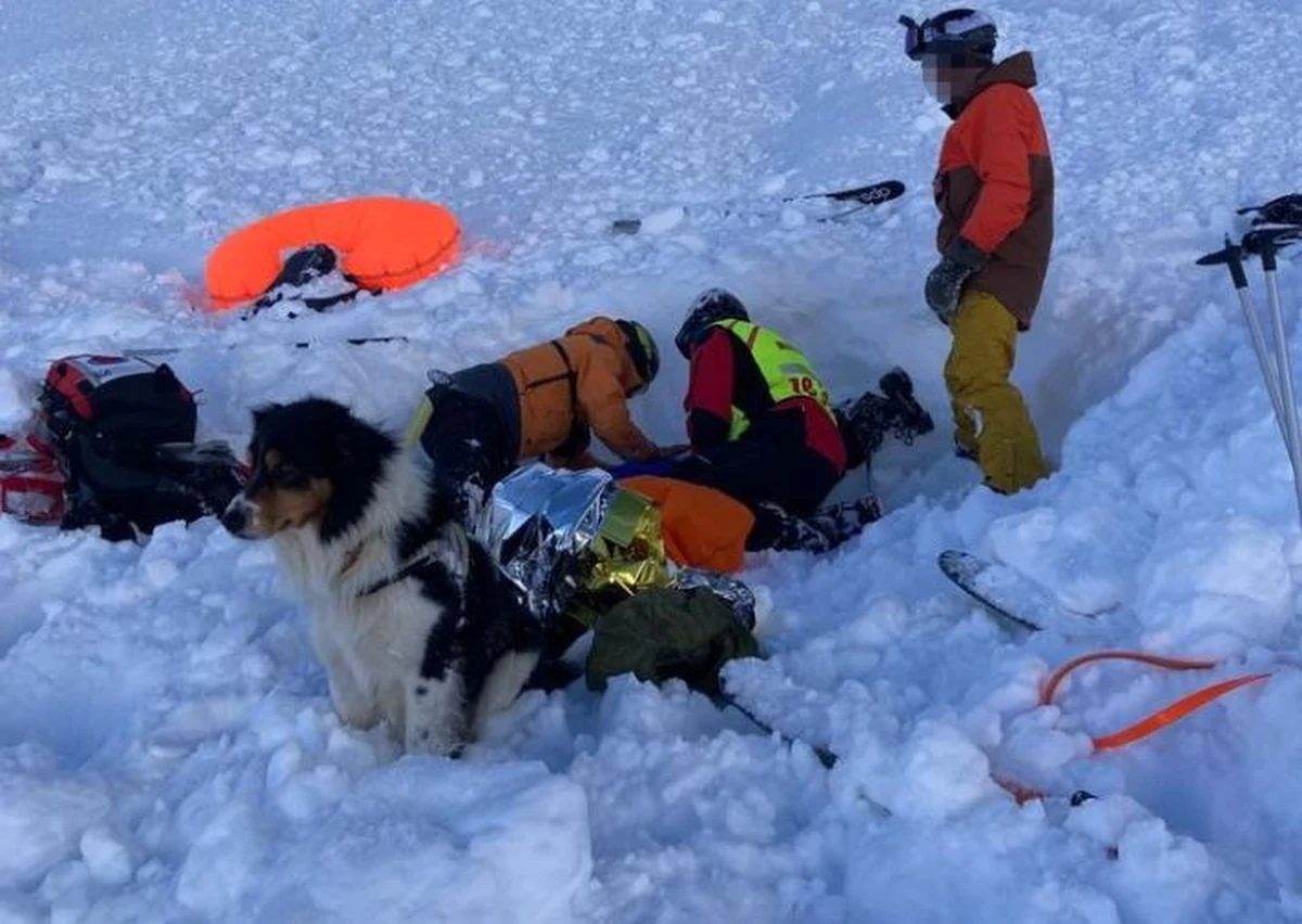 Lawina, która zeszła w Tatrach Niżnych na Słowacji, porwała polskiego narciarza. Na pomoc ruszyli słowaccy ratownicy górscy.