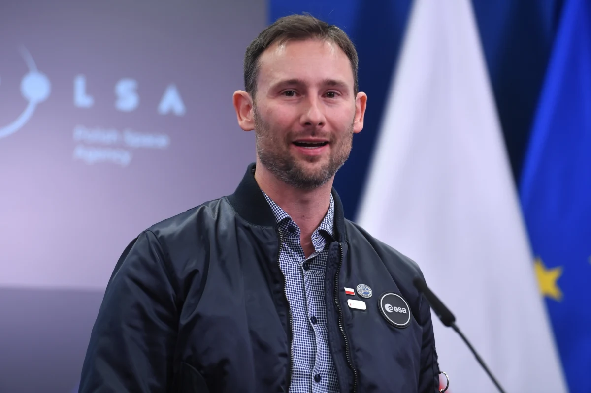 "Cały czas jest ze mną myśl, że mogę polecieć w kosmos" - przyznaje w rozmowie z RMF FM polski naukowiec doktor Sławosz Uznański, którego Europejska Agencja Kosmiczna wybrała do grona 17 astronautów, którzy mają szansę na udział np. w misjach księżycowych. Na razie pozostaje on na liście rezerwowej. 