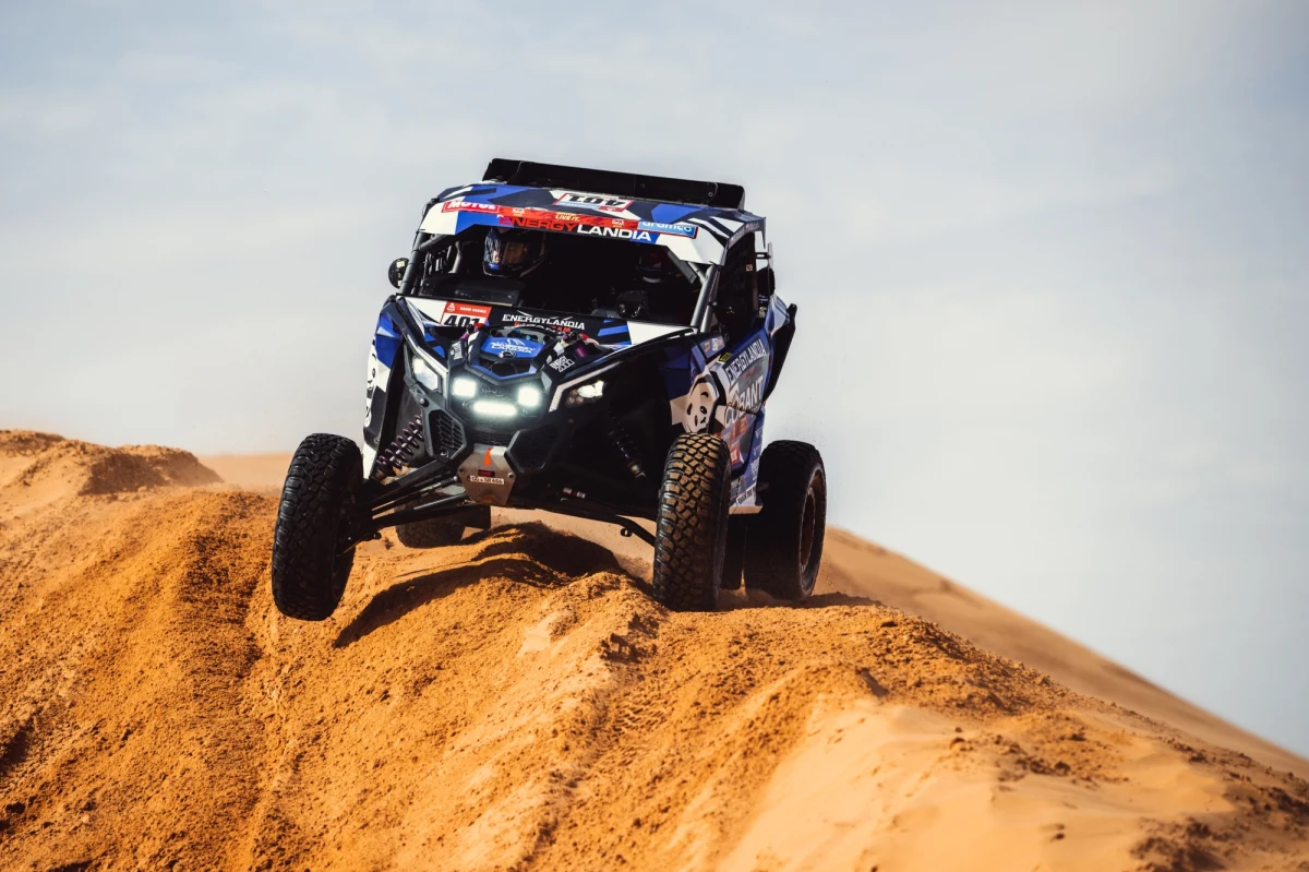 Eryk Goczał zajął trzecie miejsce na 10. etapie Rajdu Dakar i ma już niecałe cztery minuty straty do lidera kategorii lekkich pojazdów SSV (UTV) Litwina Rokasa Baciuski. W klasie samochodów trzeci etap z rzędu wygrał Sebastien Loeb (Prodrive), a Jakub Przygoński (Mini) był szósty.