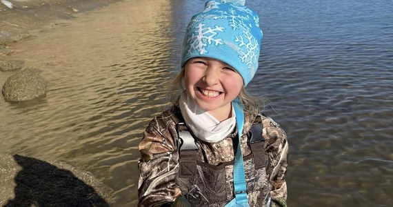 9-letnia Molly Sampson dokonała na plaży niezwykłego odkrycia. Podczas spaceru z rodzicami znalazła ząb rekina Megalodona, który wymarł miliony lat temu.