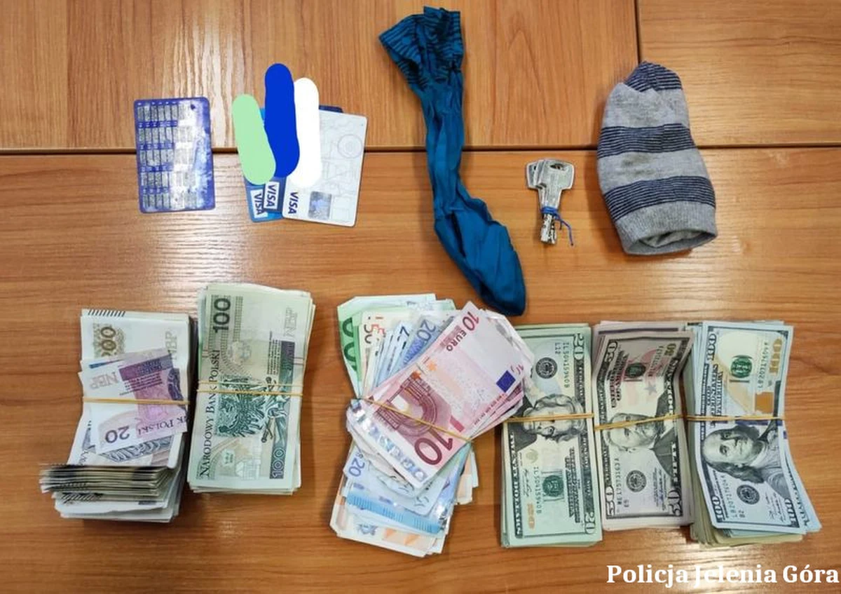 Kilkadziesiąt tys. zł przyniosła do komisariatu policji w Jeleniej Górze jedna z mieszkanek miasta. Kobieta znalazła pieniądze w torbie pozostawionej na przystanku autobusowym. 
