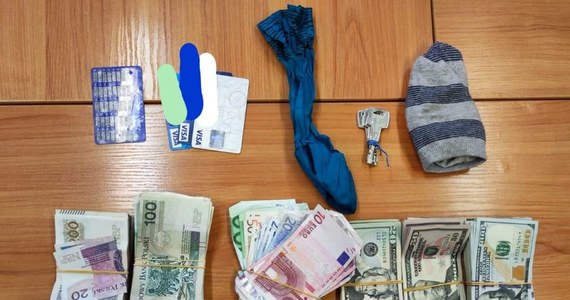 Kilkadziesiąt tys. zł przyniosła do komisariatu policji w Jeleniej Górze jedna z mieszkanek miasta. Kobieta znalazła pieniądze w torbie pozostawionej na przystanku autobusowym. 
