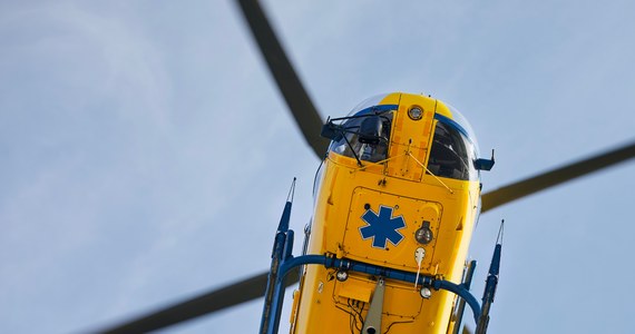 ​Jedna osoba zginęła po zderzeniu ciężarówki z autem osobowym na drodze krajowej nr 91 w Cedrowicach niedaleko Zgierza (woj. łódzkie). Ranne zostało dziecko, które śmigłowiec odtransportował do szpitala - powiedział w środę po południu rzecznik KW PSP w Łodzi mł. bryg. Jędrzej Pawlak.