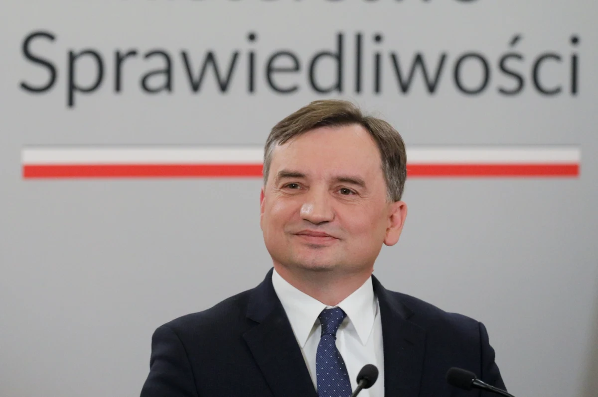 Komisja Europejska działa metodami zorganizowanej grupy przestępczej, bezprawnym szantażem wymuszając zmiany w polskim porządku prawnym, sprzecznych z polską suwerennością. Dlatego Solidarna Polska nigdy nie będzie uczestniczyć w pisaniu ustaw pod dyktando brukselskich urzędników - oświadczył minister sprawiedliwości Zbigniew Ziobro.