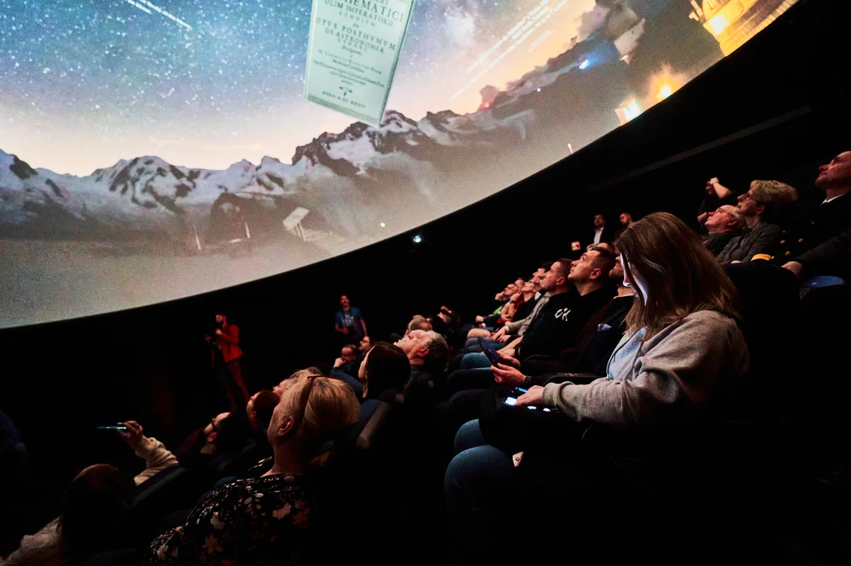 Można wybrać się na wyprawę w kosmos, ale też na dno oceanu czy nawet do wnętrza komórki naszego ciała. Planetarium w Morskim Centrum Nauki w Szczecinie jest już gotowe. Dziś pierwsi goście mogli zobaczyć jego możliwości.