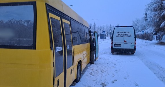 Urwana rura wydechowa, tłumik przymocowany do podwozia drutem i śrubą meblową, a także niedziałający hamulec postojowy. Takim autobusem podróżowało 28 osób. Pojazd kursujący na linii regularnej Nowy Targ - Zakopane wycofali z dalszej jazdy inspektorzy małopolskiej Inspekcji Transportu Drogowego - podaje portal podhale24.pl.