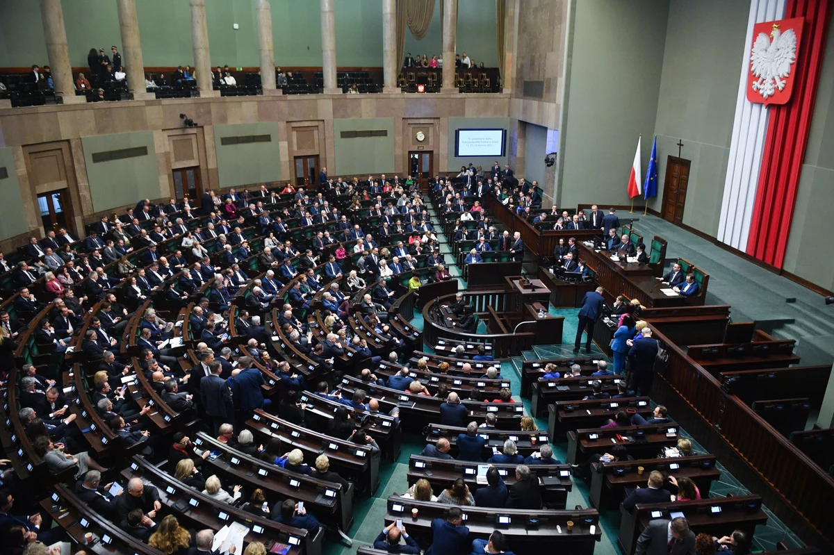 Sejm nie zgodził się na odrzucenie w pierwszym czytaniu projektu nowelizacji ustawy o Sądzie Najwyższym i zdecydował o kontynuowaniu prac nad tymi przepisami. Projekt trafił do sejmowej komisji sprawiedliwości i praw człowieka.