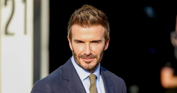 David Beckham postanowił obejrzeć na żywo debiut swojego syna w rezerwach FC Brentford. Były piłkarz reprezentacji Anglii nie był w stanie poradzić sobie z kibicami, którzy chcieli zrobić z nim zdjęcie, więc zdecydował się na spektakularną ucieczkę. Najpierw przeskoczył przez płot, a następnie zniknął w krzakach.