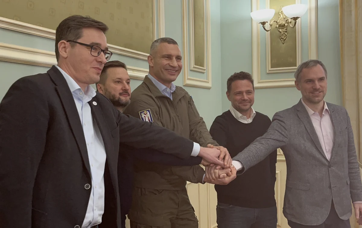 "Warszawa przekaże Kijowowi dziesięć starszych składów metra. Podpisaliśmy z merem Kijowa Witalijem Kliczką list intencyjny w tej sprawie" - poinformował prezydent Warszawy Rafał Trzaskowski, który odwiedził w środę ukraińską stolicę. Pociągi mają służyć m.in. jako źródło części przy naprawach.