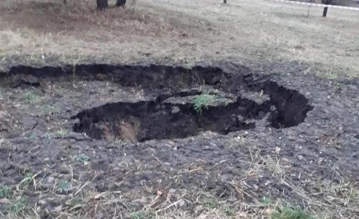​Nie ma konieczności ewakuacji mieszkańców w Trzebini - ogłosił wojewoda małopolski Łukasz Kmita po sztabie kryzysowym zwołanym po informacjach dziennikarzy RMF FM. Na terenie gminy pojawiają się pokopalniane zapadliska. Jak informowaliśmy - niektórzy naukowcy Akademii Górniczo-Hutniczej przekonywali, że ewakuacja jest konieczna.